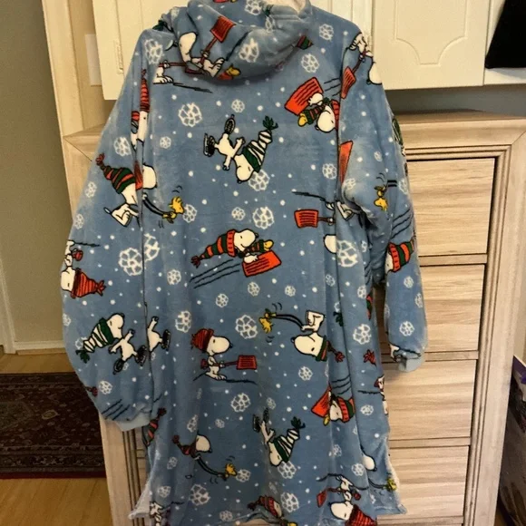 Charlotte Russe Christmas Snoopy Hooded Sherpa Lounger - Picture 6 of 9